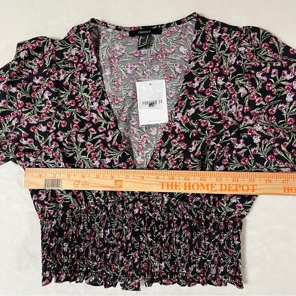FOREVER 21 Womens Crop Top Plunging V-neckline Floral Smocked Size Medium - Picture 12 of 13